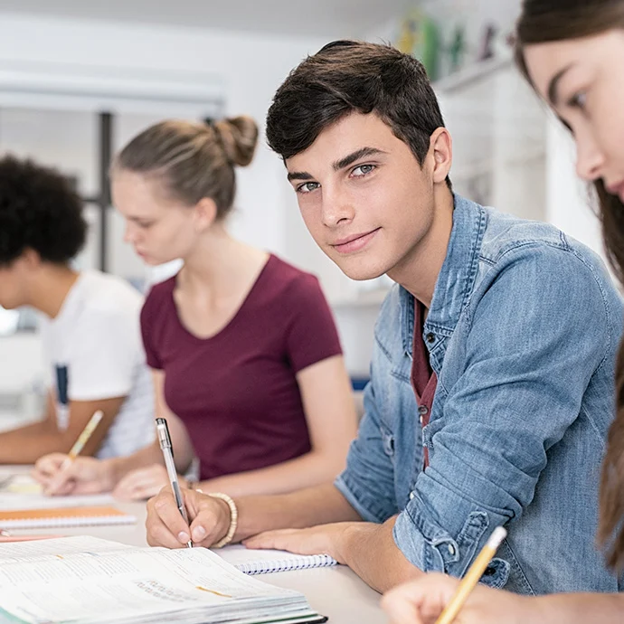 Schülerinnen und Schüler im Unterricht